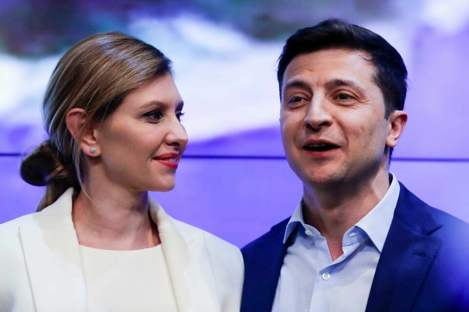 Dette bildet er fra 2019 og er tatt i forbindelse med valget der Volodymyr Zelenskyj ble valgt som president i Ukraina, og kona Olena ble førstedame. De to har begge hatt en synlig kommunikasjonsprofil etter at krigen brøt ut. Dette bildet er fra 2019 og er tatt i forbindelse med valget der Volodymyr Zelenskyj ble valgt som president i Ukraina, og kona Olena ble førstedame. De to har begge hatt en synlig kommunikasjonsprofil etter at krigen brøt ut.