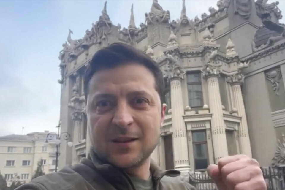 President Volodymyr Zelenskyj i en selfie-video som ble lagt ut på hans Facebook-side 26. februar. President Volodymyr Zelenskyj i en selfie-video som ble lagt ut på hans Facebook-side 26. februar.