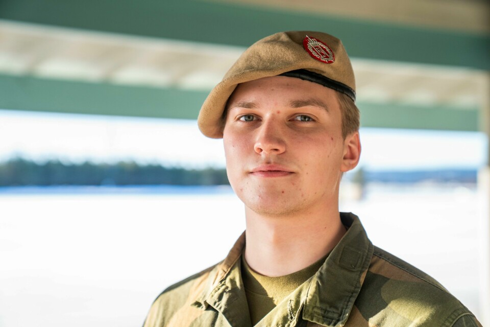Onsdag tok det første flyet med den nye norske kontingenten til Litauen av fra den militære flyplassen på Gardermoen. Emil Gustavson er akkurat ferdig med førstegangstjenesten og drar nå til Litauen for å være en del av det norske bidraget der. BIldet er av 20 år gamle Emil Gustavsson. Han har på en uniform og beret. Foto: Torstein Bøe / NTB