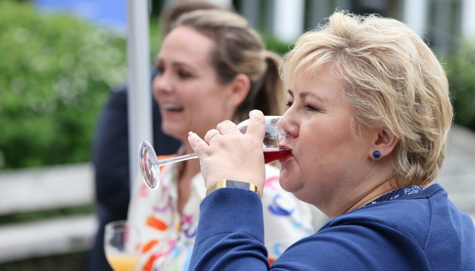 Statsminister Erna Solberg og idrettsminister Linda Hofstad Helleland brukte norsk idrett som smøring av forholdet til Kina. .