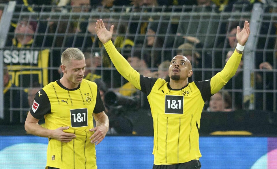 Julian Ryerson og Borussia Dortmund har kommet helt middels i gang med årets Bundesliga-sesong. Her fra kampen mot Heidenheim, der backen hadde målgivende til Donyell Malen. Julian Ryerson og Donyell Malen leverte målpoeng for Dortmund fredag. Foto: Bernd Thissen / dpa via AP / NTB