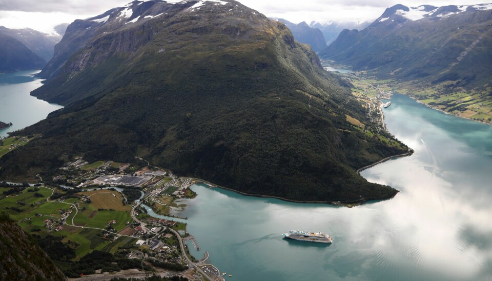 Cruisepassasjerer legger igjen lite penger lokalt når de besøker fjordene. Cruisepassasjerer legger igjen lite penger lokalt når de besøker fjordene.
