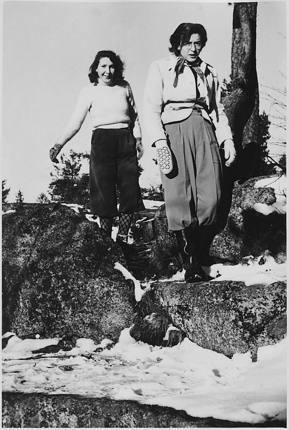 Ruth Maier (t.h.) og Gunvor Hofmo på fjelltur - fotografert av Karen Voldsgaard Jensen, som seerne også får møte i dokumentaren 'Ingen hverdag mer'. Foto: Karen Voldsgaard Jensen NTB kultur Ruth Maier (t.h.) og Gunvor Hofmo på fjelltur – fotografert av Karen Voldsgaard Jensen, som seerne også får møte i dokumentaren «Ingen hverdag mer». Foto: Karen Voldsgaard Jensen