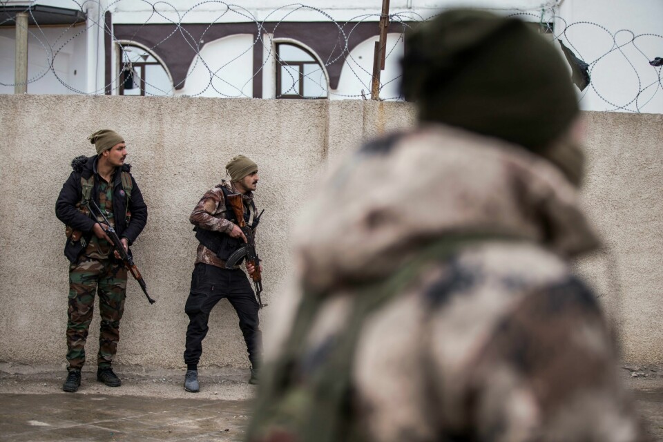 Soldater fra den kurdiske SDF-styrken holder vakt ved fengselet i Hasakeh som ble stormet av jihadister forrige uke. SDF sier de har tatt tilbake kontrollen over fengselet, men lørdag brøt det ut nye kamper. Foto: Baderkhan Ahmad / AP / NTB Soldater fra den kurdiske SDF-styrken holder vakt ved fengselet i Hasakeh som ble stormet av jihadister forrige uke. SDF sier de har tatt tilbake kontrollen over fengselet, men lørdag brøt det ut nye kamper. Foto: Baderkhan Ahmad / AP / NTB