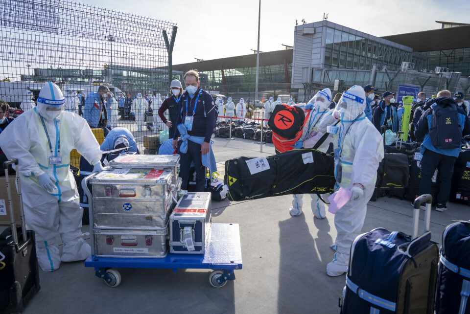 All bagasjehåndtering på flyplassen i Beijing skjer utendørs. All bagasjehåndtering på flyplassen i Beijing skjer utendørs.
