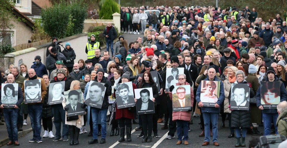 Hundrevis av mennesker deltok i søndagens minnemarkering for Bloody Sunday-massakren i Londonderry i Nord-Irland. Lengst fram i minnemarsjen gikk folk med bilder av de 13 ofrene. Foto: Peter Morrison / AP / NTB Hundrevis av mennesker deltok i søndagens minnemarkering for Bloody Sunday-massakren i Londonderry i Nord-Irland. Lengst fram i minnemarsjen gikk folk med bilder av de 13 ofrene. Foto: Peter Morrison / AP / NTB