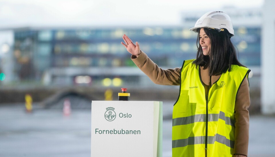 Oslos miljø- og samferdselsbyråd Lan Marie Berg (MDG) under anleggsstart av den nye Fornebubanen, som nå har fått en kostnadssmell på 3 milliarder kroner. Oslos daværende miljø- og samferdselsbyråd Lan Marie Berg (MDG) på anleggsstarten på den nye Fornebubanen 11. desember 2020. Foto: Terje Pedersen / NTB