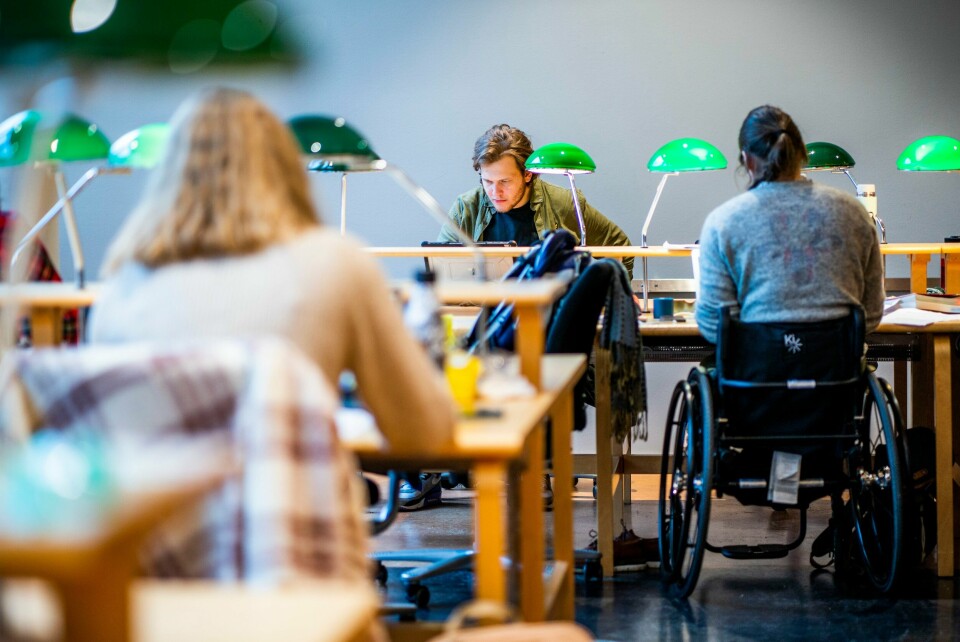 Ifølge en ny rapport fra Samfunnsøkonomisk analyse, får dagens studenter 20 prosent mindre for studiestøtten enn det studenter fikk i 2002. Illustrasjonsfoto.