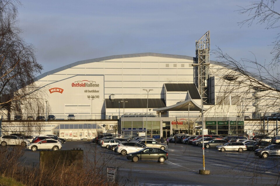 En død person ble onsdag morgen funnet ved Østfoldhallen. Bilde av Østfoldhallen med parkeringsplassen i forgrunn