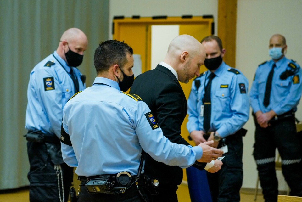 Terrordømte Anders Behring Breivik i den provisoriske rettssalen i Skien fengsel andre dag av rettssaken der han begjærte seg prøveløslatt. Det er nærliggende fare for at Anders Behring Breivik begår nye terrorhandlinger dersom han prøveløslates, mener Kriminalomsorgen. Foto: Ole Berg-Rusten / NTB