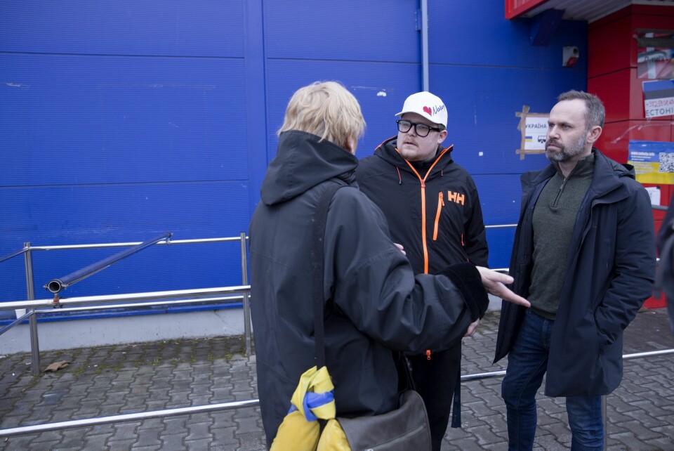 Sist uke var Stian Eliassen (i midten) i den polske grensebyen Przemysl. Der jobbet han med å organisere transporten for flyktninger som vil til Norge. Henrik Stokkeland (t.h.) kom ned sist onsdag for å kjøre noen av dem. Stian Eliassen (t.v.) har jobbet fra morgen til kveld med å organisere hjemreisen til ukrainere som vil til Norge. Henrik Stokkeland kom ned på onsdag for å kjøre noen av dem.