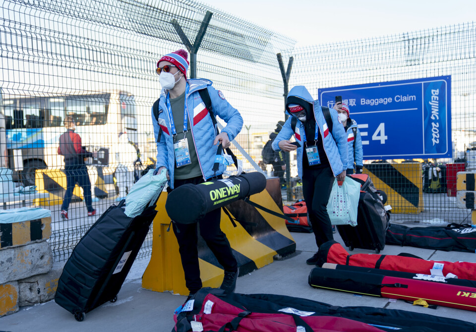 Emil Iversen og Johannes Høsflot Klæbo ankom i dag sammen med deler av den norske OL troppen til Beijing. På Flyplassen måtte de gjennom tollen, korona-sjekk og venting på bussen. Mange norske OL-utøvere ankom Beijing tirsdag. De er ikke definert som nærkontakter av de smittede personene i støtteapparatet.Foto: Torstein Bøe / NTB