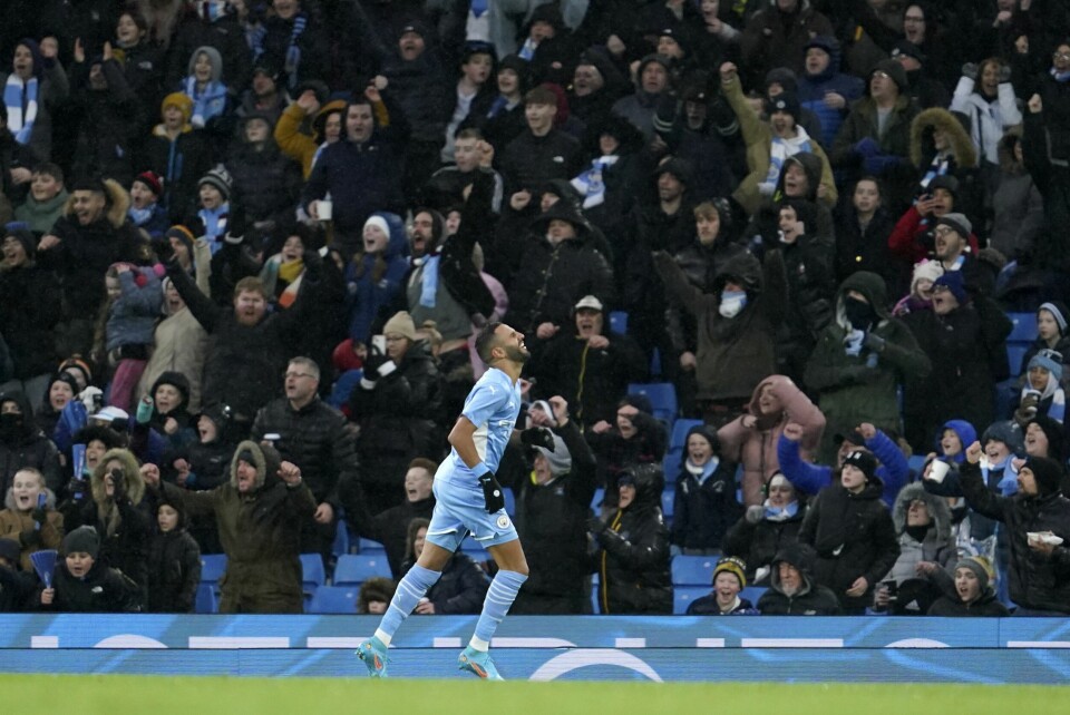 Manchester Citys Riyad Mahrez etter å ha satt inn 4–1 scoringen til Manchester City mot Fulham, lørdag. Manchester Citys Riyad Mahrez etter å ha satt inn 4–1 scoringen til Manchester City mot Fulham, lørdag. Foto: Jon Super / AP / NTB