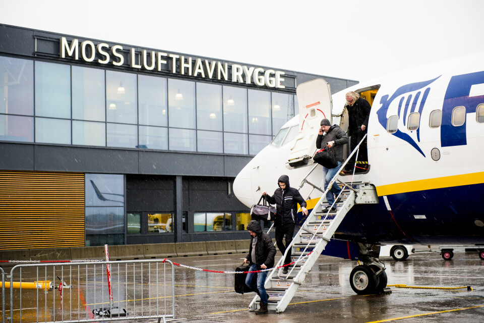 Moss lufthavn Rygge ble nedlagt i 2016. Året før fløy 1,64 millioner passasjerer fra flyplassen - de aller fleste med Ryanair. Rygge 20160208.Passasjerer går ut av et fly fra Ryanair av typen Boeing 737-800 på Moss lufthavn Rygge mandag 8. februar 2016.Foto: Jon Olav Nesvold / NTB