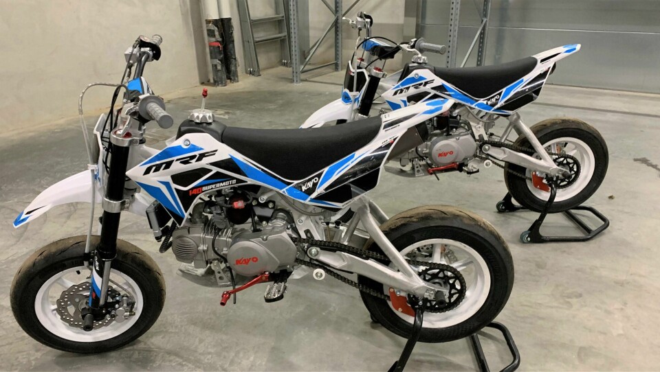 Beslag av to små motorsykler av typen pit bike ved Svinesund tollsted 26. januar 2022. To små motorsykler av typen pit bike ble beslaglagt av tollerne ved Svinesund 26. januar 2022.