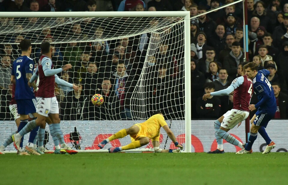 Diego Llorente scorer 3-3 målet og sikrer Leeds et poeng mot Aston Villa. Diego Llorente scorer 3-3 målet og sikrer Leeds et poeng mot Aston Villa. Foto: Rui Vieira / AP / NTB