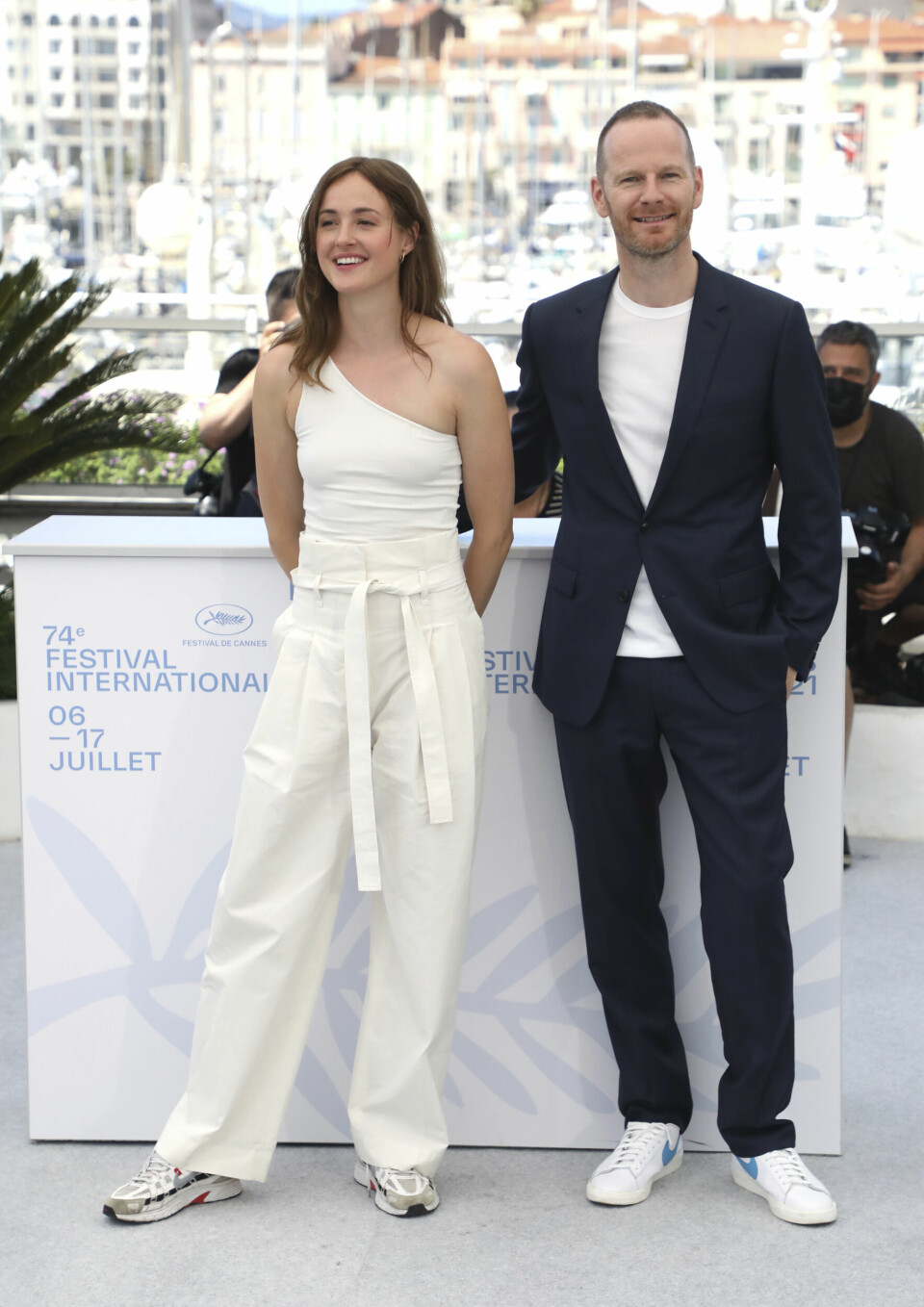 Hovedrolle Renate Reinsve og regissør Joachim Trier i forbindelse med premieren på i 'Verdens verste menneske' i Cannes i juni 2021. Regissør Joachim Trier har vært på Cannes-festivalen før med filmer – mens Renate Reinsve var førstereisende. Foto: Vianney Le Caer / AP