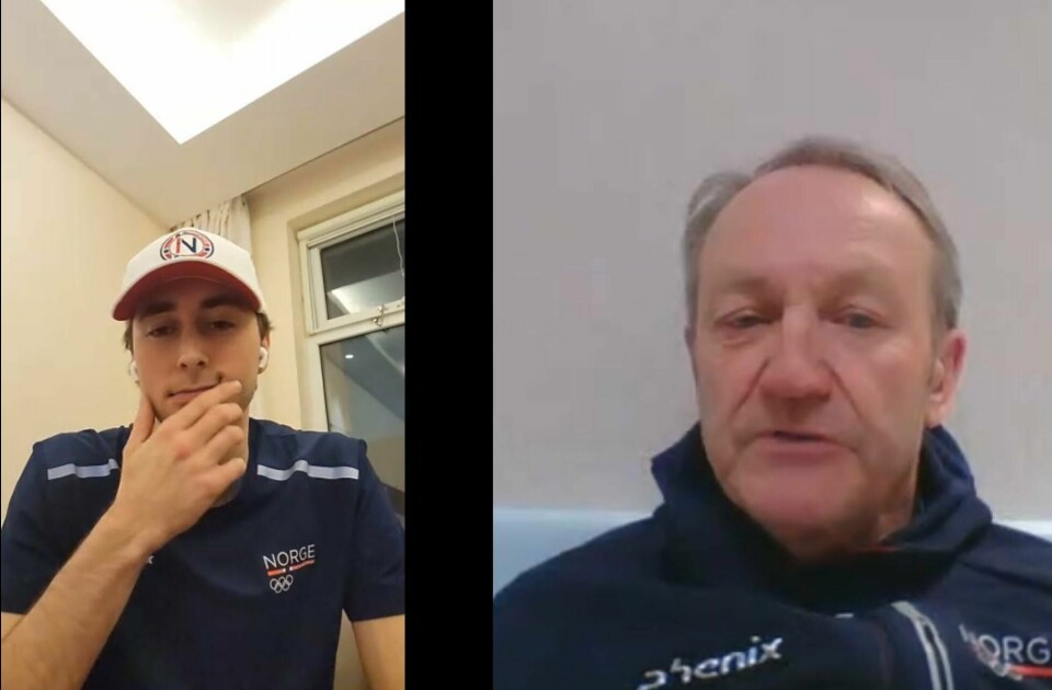 Jarl Magnus Riiber møtte pressen etter at han havnet i isolasjon i Kina. Sportssjef Ivar Stuan deltok også, og nå håper han at Riiber kan komme ut mandag. Jarl Magnus Riiber, som sitter på karantenehotell, og sportssjef Ivar Stuan møtte pressen i Beijing digitalt fredag. Foto: Teams / NTB