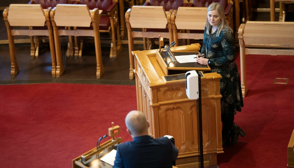 Finansminister Trygve Slagsvold Vedum (Sp) og Høyres Tina Bru under den muntlige spørretimen i Stortinget onsdag. Høgres Tina Bru etterlyste ei strømstøtte til bedriftene, men fekk ingen lovnader frå finansminister Trygve Slagsvold Vedum (Sp) i Stortingets spørjetime onsdag. Foto: Terje Bendiksby / NTB / NPK