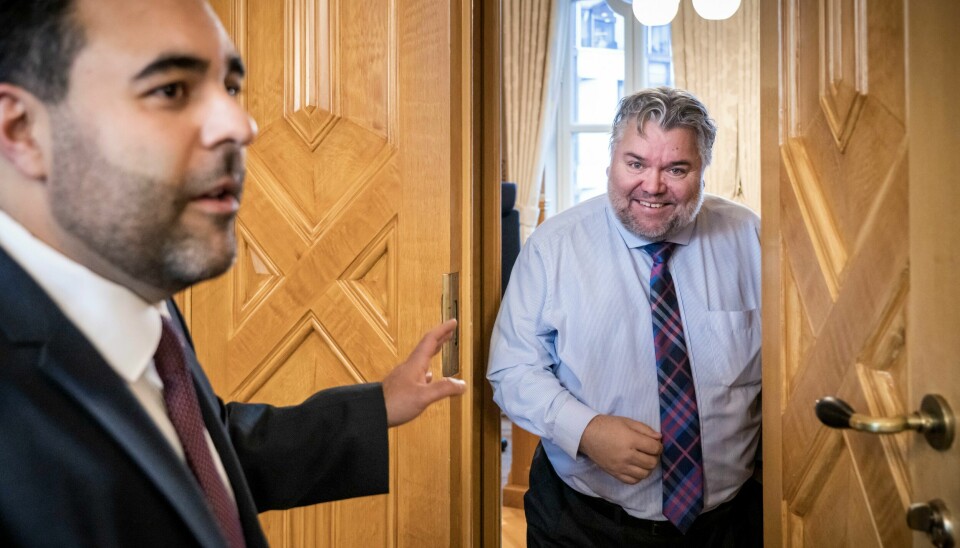 Stortingspresident Masud Gharahkhani (Ap) og tredje visepresident Morten Wold (Frp) er ikke enige om representantenes godtgjørelse. Masud Gharahkhani (Ap) er valt til ny stortingspresident under eit møte i Stortinget torsdag. Her helsar han på Morten Wold (Frp), som også sit i presidentskapet. Foto: Ole Berg-Rusten / NTB / NPK