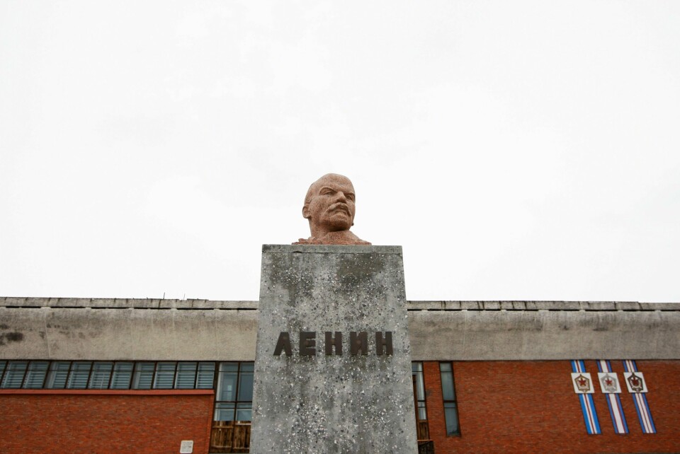 Lenin-statuen skuer utover den russiske gruvebyen Pyramiden som ble forlatt i 1998. Bygninger og infrastruktur er fortsatt intakt, og det er mulig å få en guidet tur i spøkelsesbyen. Lenin-statuen skuer utover den russiske gruvebyen Pyramiden som ble forlatt i 1998. Bygninger og infrastruktur er fortsatt intakt, og det er mulig å få en guidet tur i spøkelsesbyen.Foto: Håkon Mosvold Larsen / NTB