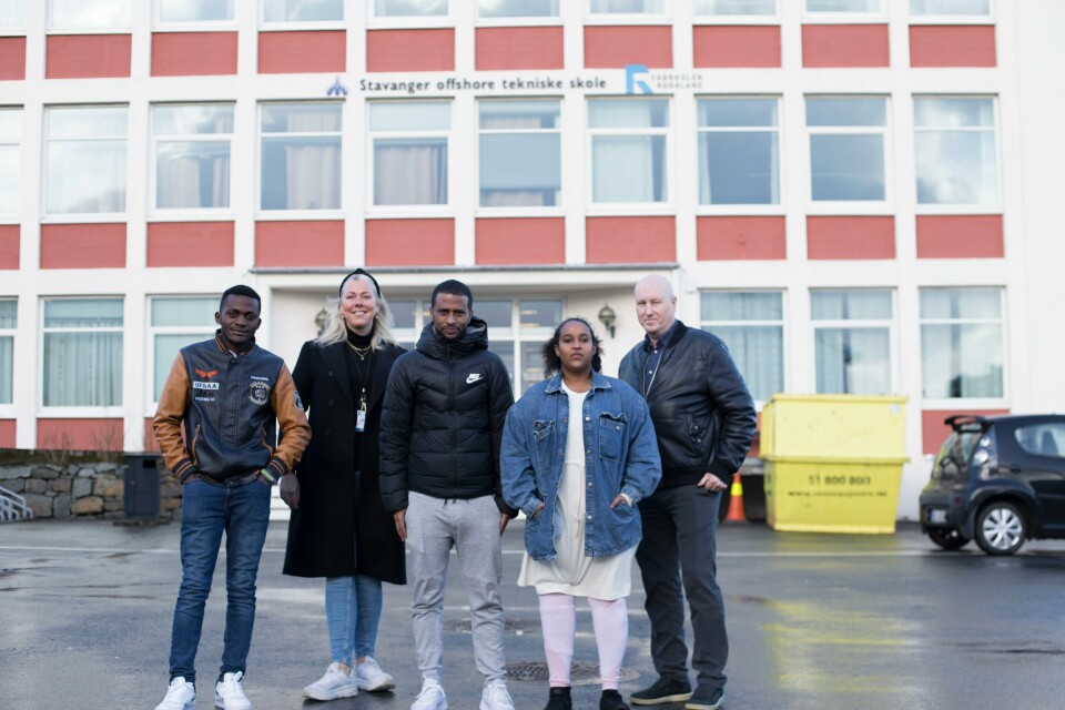 Ved Stavanger offshore tekniske skole trenger voksenopplæringen å leie flere klasserom, for å dekke den økende interessen. F.v.: Fashingabo Emmanuel (27), kontaktlærer Cecilie Skram Gil, Abrhale Mobae (30), Amal Abdi Hussein (25) og Øystein Førsvoll, avdelingsleder ved SOTS voksenopplæring. Voksenopplæring ved Stavanger offshore tekniske skole