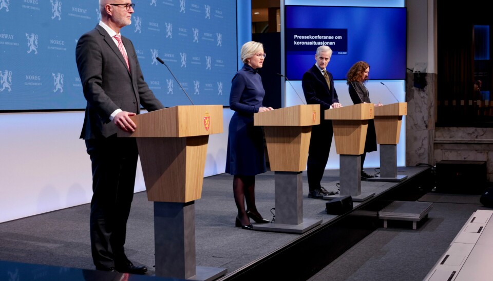 Helsedirektør Bjørn Guldvog, helse- og omsorgsminister Ingvild Kjerkol, statsminister Jonas Gahr Støre og Camilla Stoltenberg holder pressekonferanse om koronasituasjonen lørdag formiddag. Helsedirektør Bjørn Guldvog, helse- og omsorgsminister Ingvild Kjerkol, statsminister Jonas Gahr Støre og Camilla Stoltenberg holder pressekonferanse om koronasituasjonen lørdag formiddag.Foto: Beate Oma Dahle / NTB