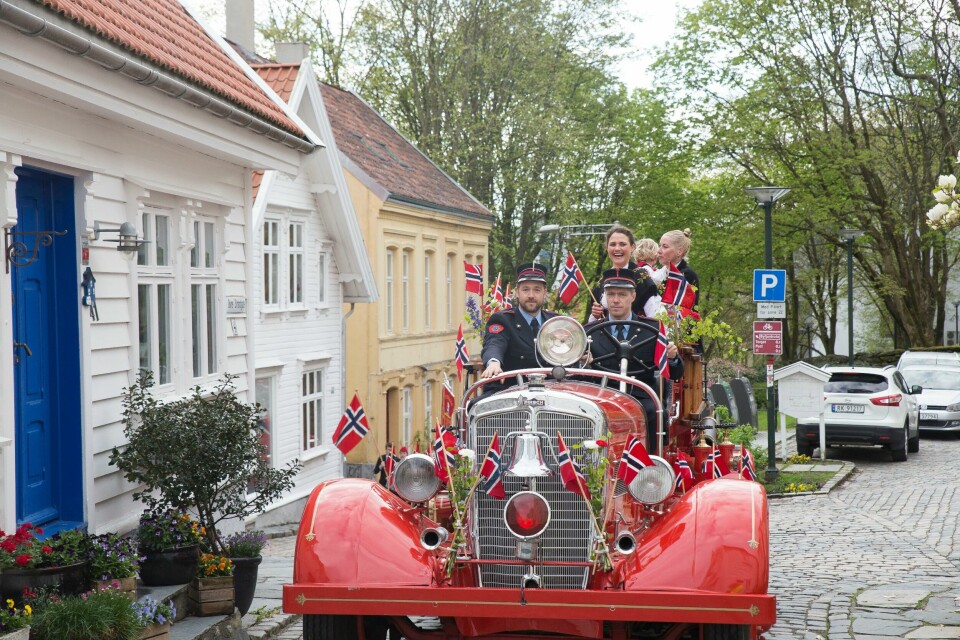 Ordfører Kari Nessa Nordtun fikk staselig skyss gjennom Gamle Stavanger 17. mai 2021. d