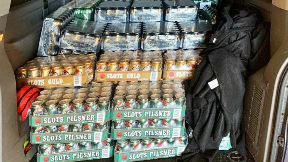 Bagasjerommet i bilen var fylt med brett på brett med ølbokser. Fra beslag av 771,54 liter øl, 184,45 liter vin og seks liter brennevin fra en norskregistrert varebil ved Svinesund tollsted 9. februar 2022.