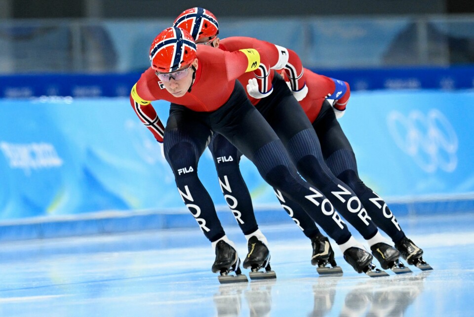 Dette kan vi kalle synkkronskøyteløp. Peder Kongshaug (foran), Hallgeir Engebråten Sverre Lunde Pedersen på vei mot gull i Beijing tirsdag. Dette kan vi kalle synkkronskøyteløp. Peder Kongshaug (foran), Hallgeir Engebråten Sverre Lunde Pedersen på vei mot gull i Beijing tirsdag.