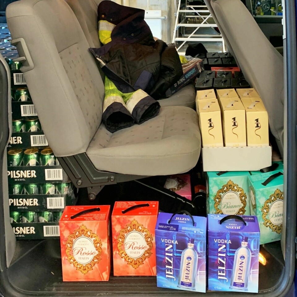 Alkoholvarene var lett synlige da tollerne åpnet den ene sidedøra på bilen. Alkoholvarene var lett synlige da tollerne åpnet den ene sidedøra på bilen.