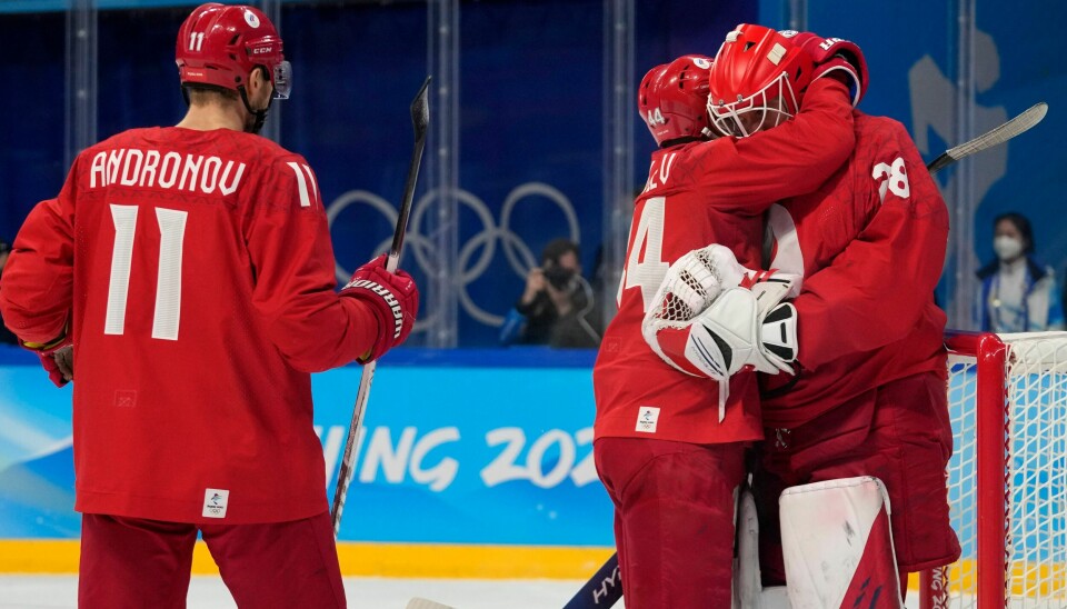 ROC feirer kvartfinaleseieren over Danmark i OL-turneringen i ishockey. Jegor Jakovlev omfavner keeper Ivan Fedotov, som spilte godt da danskene presset på 2-1. ROC feirer kvartfinaleseieren over Danmark i OL-turneringen i ishockey. Jegor Jakovlev omfavner keeper Ivan Fedotov, som spilte godt da danskene presset på 2-1. Foto: Petr David Josek, AP / NTB