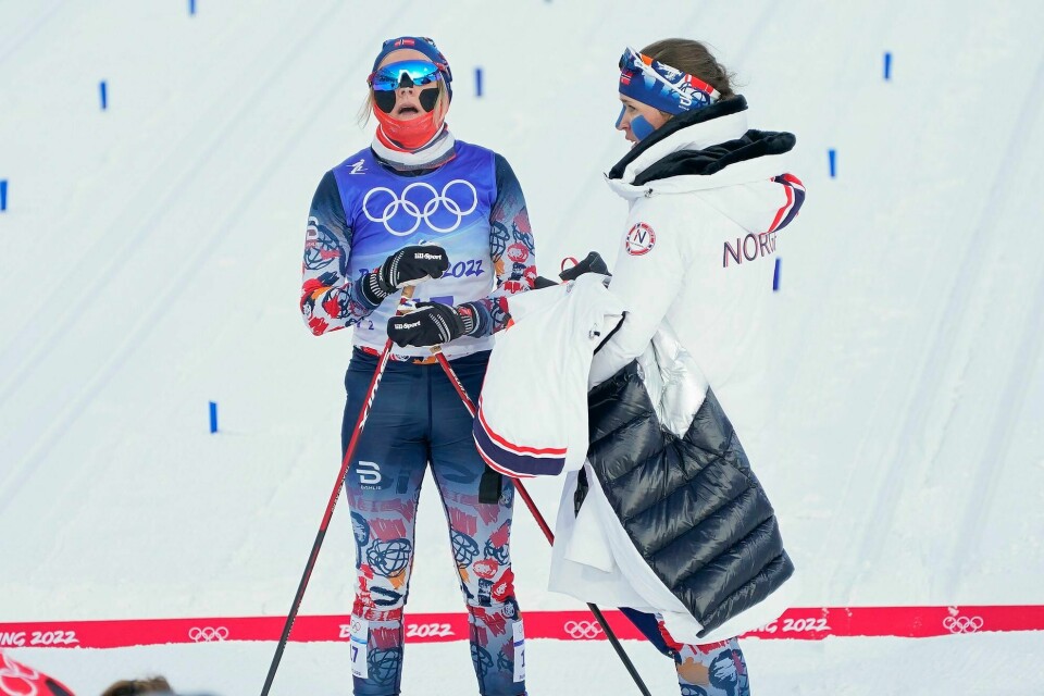 Norges Maiken Caspersen Falla (t.v.) og lagvenninne Tiril Udnes Weng var skuffet etter onsdagens lagsprint. Norges Maiken Caspersen Falla (t.v.) og lagvenninne Tiril Udnes Weng var skuffet etter onsdagens lagsprint.
