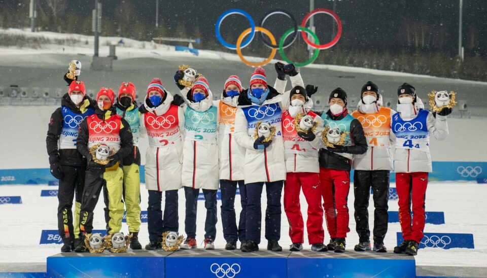 Tyskland, Norge og Japan på pallen etter lagkonkurransen i kombinert, men kun tre tyske løpere kunne stille. Eric Frenzel var utmattet. Tyskland, Norge og Japan på pallen etter lagkonkurransen i kombinert, men kun tre tyske løpere kunne stille. Eric Frenzel var utmattet. Foto: Fredrik Varfjell / NTB