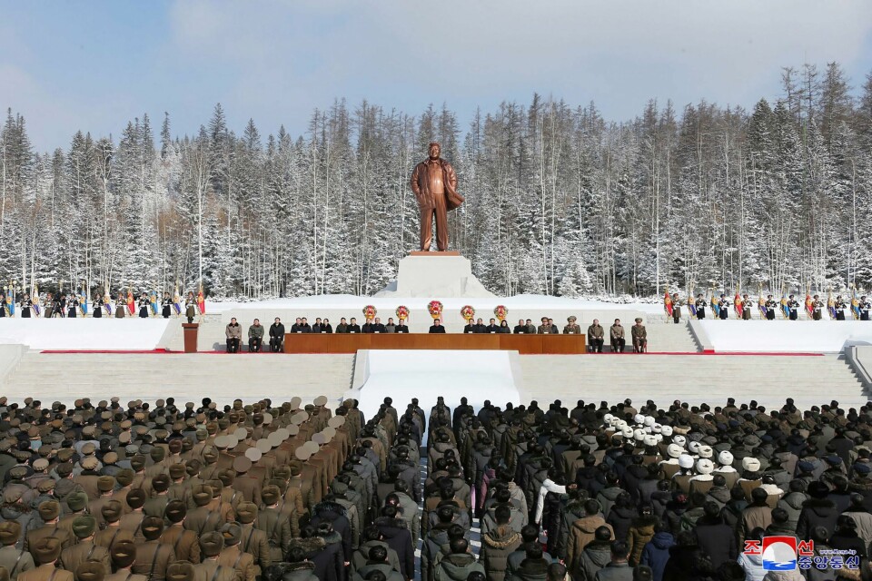 Feiringen fant sted i Samjuyon. En fjellby som grenser mot Kina. Her forsøker Kim Jon-un å bygge et nytt økonomisk sentrum med hoteller, leiligheter og skiannlegg. Feiringen fant sted i Samjuyon. En fjellby som grenser mot Kina. Her forsøker Kim Jon-un å bygge et nytt økonomisk sentrum med hoteller, leiligheter og skiannlegg.