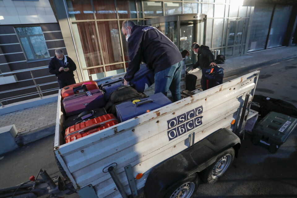 Flere land har de siste dagene trukket sine observatører for organisasjonen OSSE ut av de østlige områdene i Ukraina, på grunn av krigsfaren. Her pakker OSSE-ansatte bagasjen foran et hotel i byen Donetsk i Øst-Ukraina 13. februar. Flere land har de siste dagene trukket sine observatører for organisasjonen OSSE ut av de østlige områdene i Ukraina, på grunn av krigsfaren. Her pakker OSSE-ansatte bagasjen foran et hotel i byen Donetsk i Øst-Ukraina 13. februar.