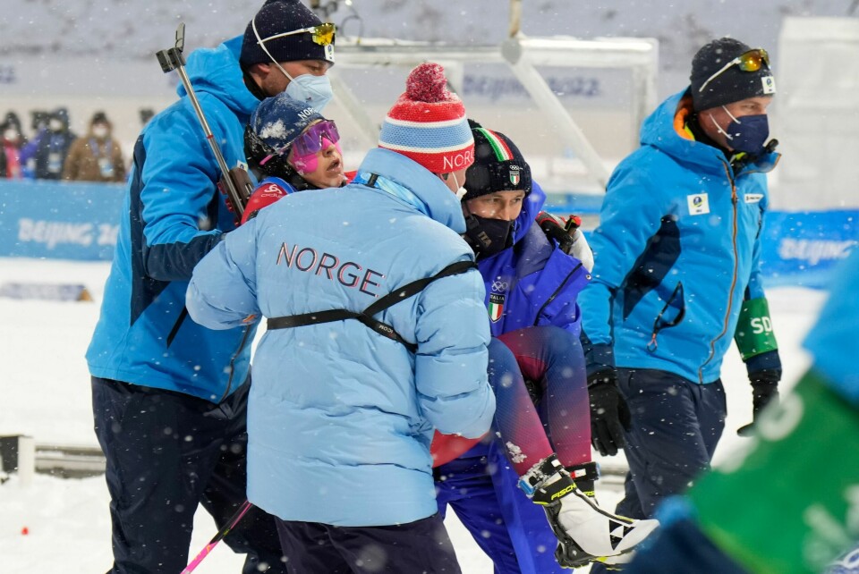 Ingrid Landmark Tandrevold måtte bæres ut av målområdet etter skiskyting 10 km jaktstart for kvinner under vinter-OL i Beijing 2022. Ingrid Landmark Tandrevold måtte bæres ut av målområdet etter skiskyting 10 km jaktstart for kvinner under vinter-OL i Beijing 2022. Foto: Heiko Junge / NTB
