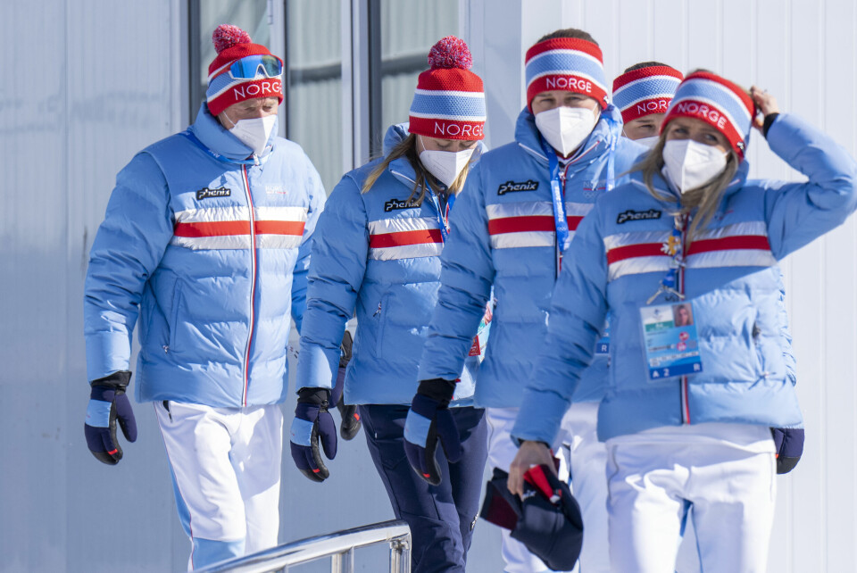 Therese Johaug (t.h.), Lotta Udnes Weng, Tiril Udnes Weng, Ragnhild Haga og landslagstrener Ole Morten Iversen på vei til pressekonferansen i forkant av søndagens 30 km. Therese Johaug (t.h.), Lotta Udnes Weng, Tiril Udnes Weng, Ragnhild Haga og landslagstrener Ole Morten Iversen på vei til pressekonferansen i forkant av søndagens 30 km.