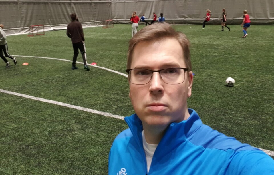 Med mobil på trening. Artikkelforfatter Eirik Hoff Lysholm tester selfiemodus på en av de mange hundre treningsøktene som barne- og ungdomstrener i fotball. Fotballtrening
