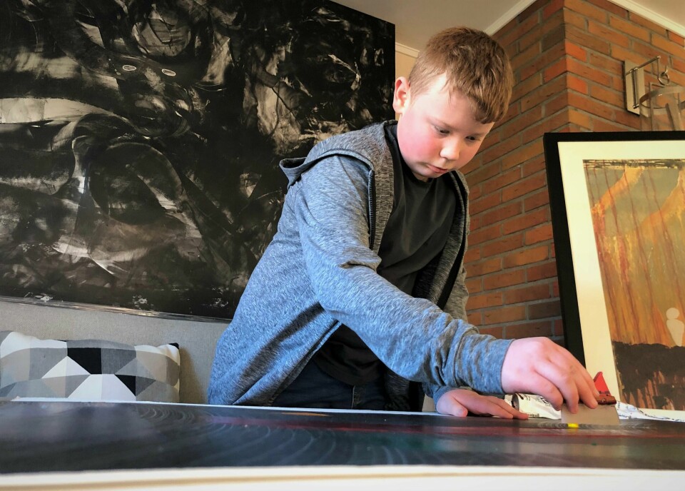 Jonas Søderlund Berg (12) er en ung kunstner som gjør seg bemerket. Her i aksjon hjemme i stua på Rolvsøy. Jonas Søderlund Berg (12) er en ung kunstner som gjør seg bemerket. Her i aksjon hjemme i stua på Rolvsøy.