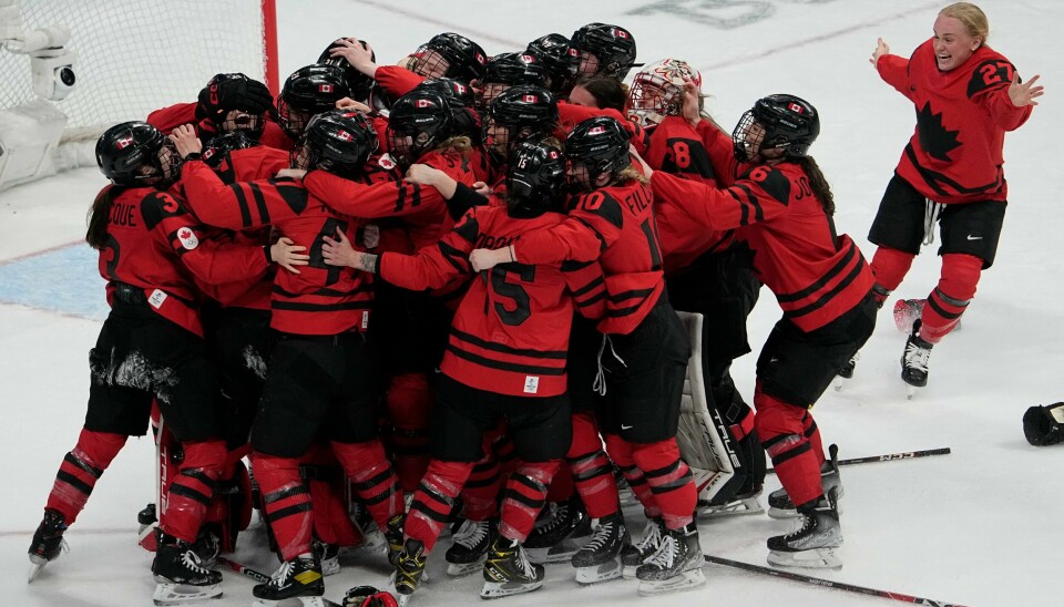 Canada feirer etter at OL-gullet i ishockey ble sikret med seier over USA. Canada feirer etter at OL-gullet i ishockey ble sikret med seier over USA. Foto: Jae C. Hong, AP / NTB