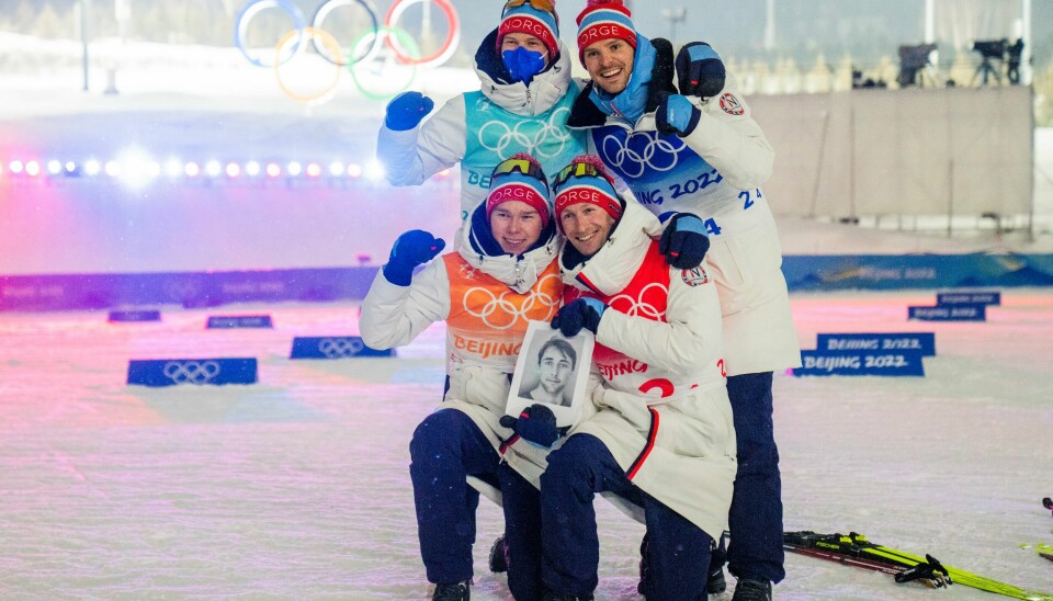 Espen Andersen og Jens Lurås Oftebro, Espen Dalhaug Bjørnstad og Jørgen Graabak (bak) tok med seg et bilde av Jarl Magnus Riiber da torsdagens gull skulle feires. Espen Andersen og Jens Lurås Oftebro, Espen Dalhaug Bjørnstad og Jørgen Graabak (bak) tok med seg et bilde av Jarl Magnus Riiber da torsdagens gull skulle feires.