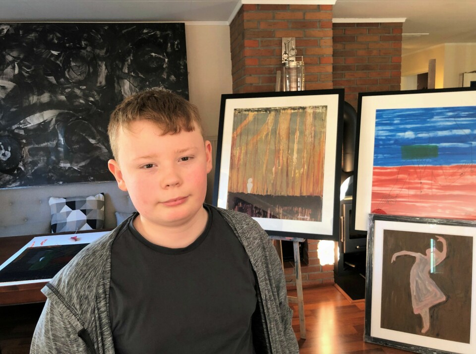 Jonas Søderlund Berg (12) viser noen av de mange bildene han har laget hittil i sitt unge kunstnerliv. Jonas Søderlund Berg (12) viser noen av de mange bildene han har laget hittil i sitt unge kunstnerliv.