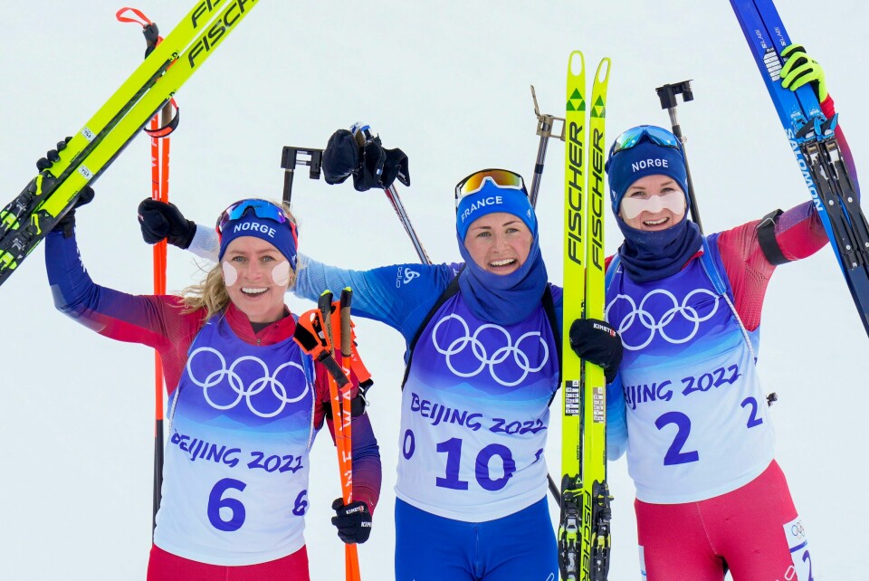 Tiril Eckhoff (f.v.), Justine Braisaz-Bouchet og Marte Olsbu Røiseland feirer medaljefangsten i målområdet. Tiril Eckhoff (f.v.), Justine Braisaz-Bouchet og Marte Olsbu Røiseland feirer medaljefangsten i målområdet. Foto: Heiko Junge / NTB