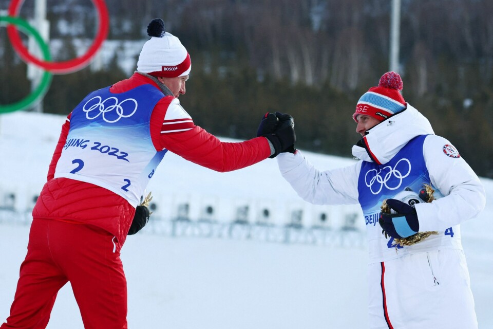 Gullvinner Alexander Bolsjunov gratulerer Simen Hegstad Krüger med bronsemedaljen etter en tøff kamp i løypa. Gullvinner Alexander Bolsjunov gratulerer Simen Hegstad Krüger med bronsemedaljen etter en tøff kamp i løypa.