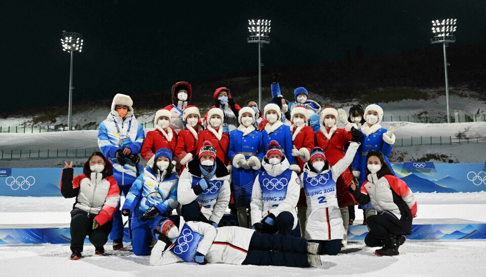 Fest med OL-funksjonærene: Tiril Eckhoff (foran) og Vetle Sjåstad Christiansen, Johannes Thingnes Bø og Marte Olsbu Røiseland tar lagbilde med kinesere etter at skiskytingen ble avsluttet fredag. Fest med OL-funksjonærene: Tiril Eckhoff (foran) og Vetle Sjåstad Christiansen, Johannes Thingnes Bø og Marte Olsbu Røiseland tar lagbilde med kinesere etter at skiskytingen ble avsluttet fredag.