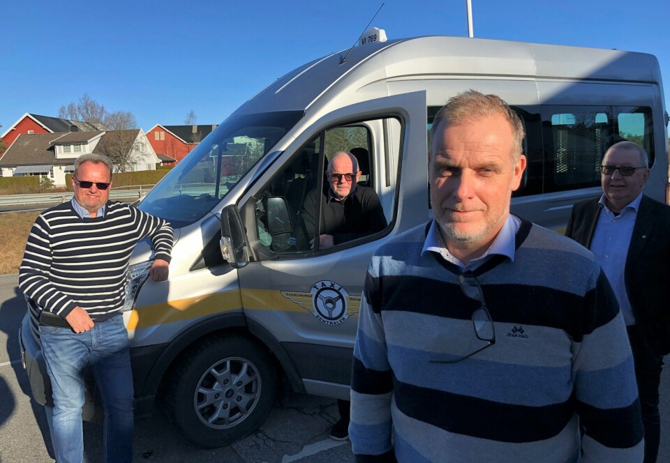 Bent Skogli (fra venstre), Thomas Jacobsen, Stian Enghaug og Hans Ingvald Røed har alle sentrale roller i drosjenæringen, og noen av dem lang erfaring fra yrket. Nå mener de det er kritisk at frislippet av antall løyver stanses eller reguleres bedre. Bent Skogli (fra venstre), Thomas Jacobsen, Stian Enghaug og Hans Ingvald Røed har alle sentrale roller i drosjenæringen, og noen av dem lang erfaring fra yrket. Nå mener de det er kritisk at frislippet av antall løyver stanses eller reguleres bedre.