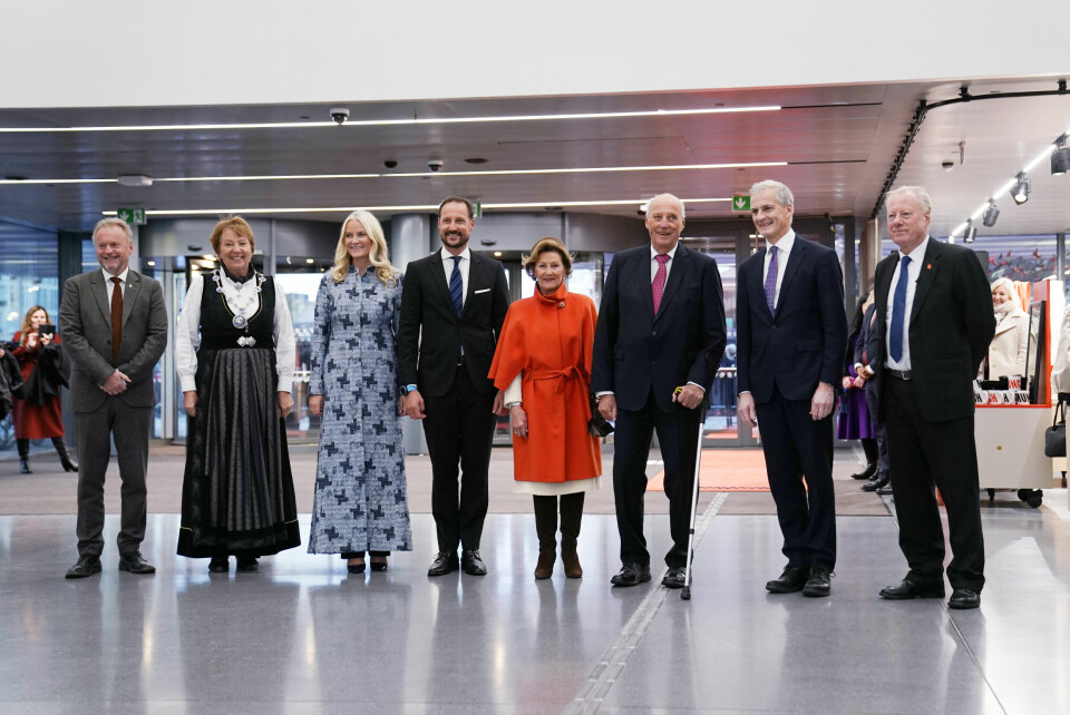 Byrådsleder i Oslo Raymond Johansen, ordfører Marianne Borgen, kronprinsesse Mette-Marit , kronprins Haakon, dronning Sonja, kong Harald, statminister Joans Gahr Støre og Munch-direktør Stein Olav Henrichsen under åpingen av nye Munch i Oslo. Kong Harald, dronning Sonja, kronprins Haakon og kronprinsesse Mette-Marit åpner nye Munch i Oslo. Her flankert av byrådsleder Raymond Johansen, Oslos ordfører Marianne Borgen, statsminister Jonas Gahr Støre og Munch-museets direktør Stein Olav Henrichsen.Foto: Stian Lysberg Solum / NTB