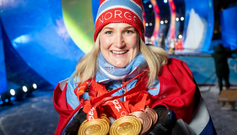 Marte Olsbu Røiseland med sine medaljer under vinter-OL i Beijing 2022. Foto: Heiko Junge / NTB