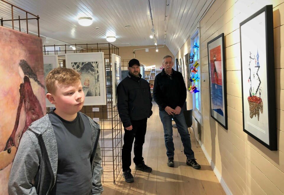 Jonas Søderlund Berg (12) har kontrakt med Galleri 1845 ut mars og er den yngste utstilleren galleriet i Gamlebyen har hatt til nå. Bak: Pappa Thomas Berg og medeier Øivind Aronsen i galleriet. Jonas Søderlund Berg (12) har kontrakt med Galleri 1845 ut mars og er den yngste utstilleren galleriet i Gamlebyen har hatt til nå. Bak: Pappa Thomas Berg og medeier Øivind Aronsen i galleriet.